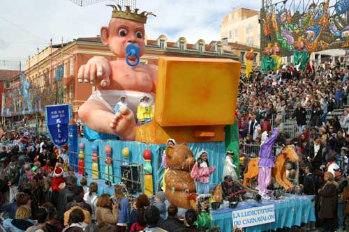 La ludictature du Carnavalon : Depuis dj un certain temps, ce n'est plus la grand-mre qui garde les petits-enfants, mais son rle est, dsormais, attribu  la tlvision